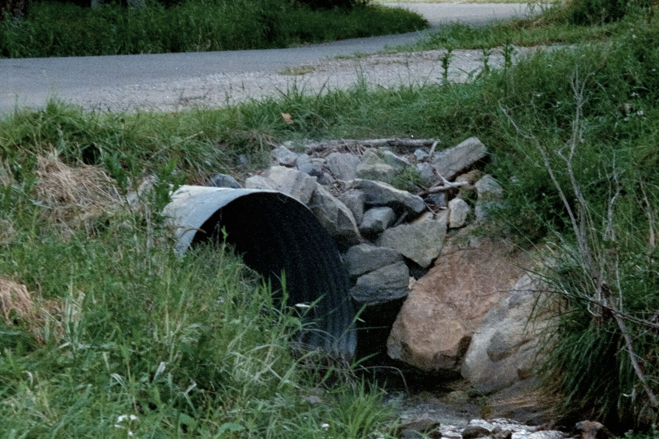 Obra de drenatge sota un camí rural