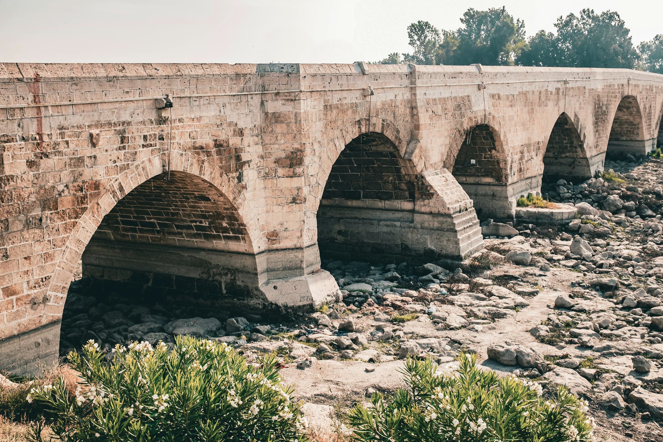 Llera seca sota un pont de pedra