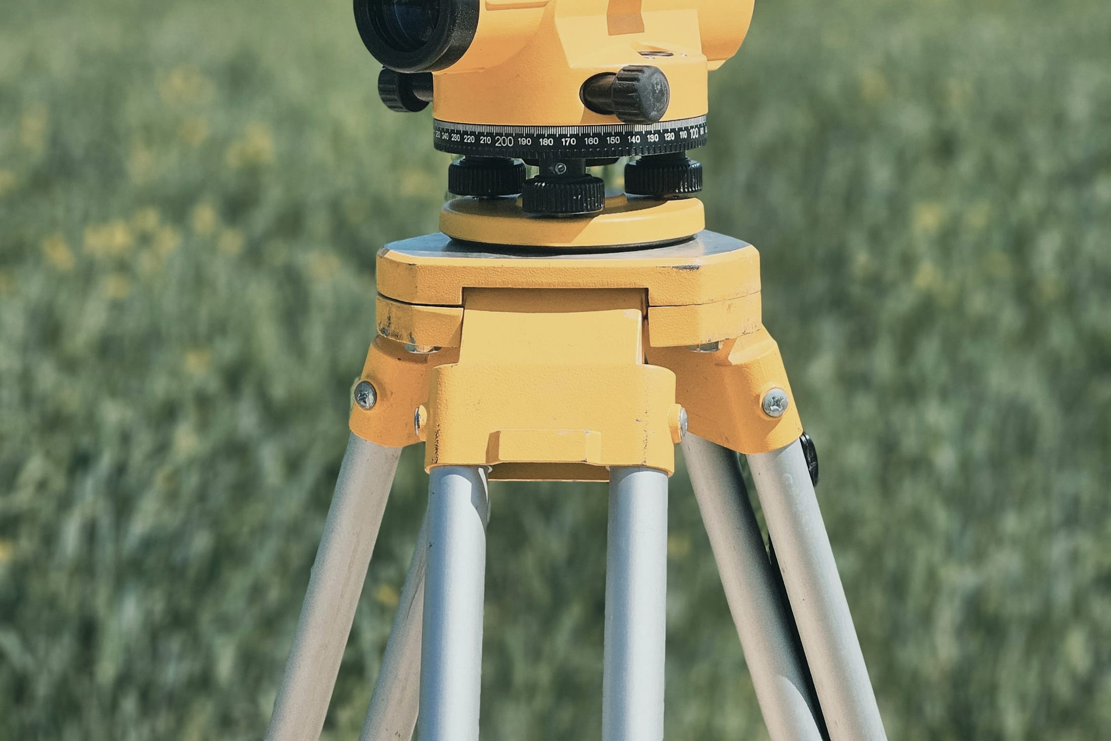 Instrument topogràfic en camp